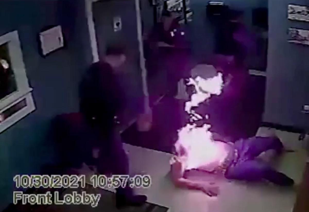 Difunden video de hombre que pendió en llamas tras disparo de policía con taser