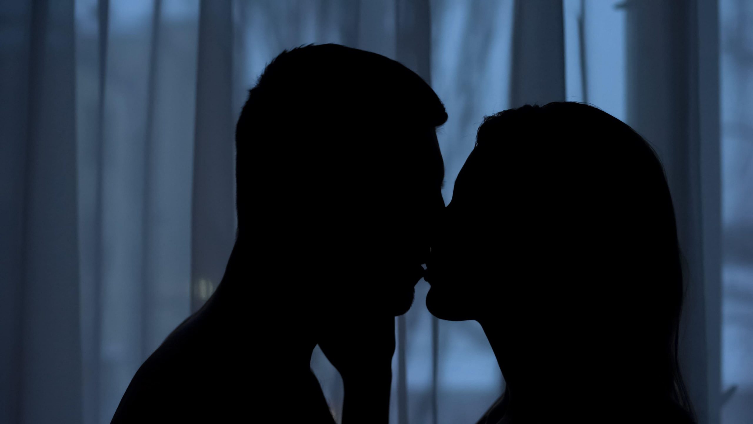 foto de dos personas besandose