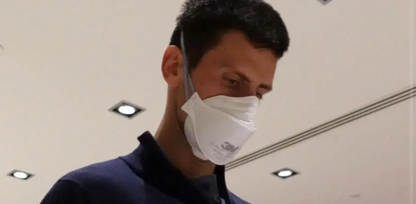 Toman foto de Novak Djokovic en avión rumbo a Serbia sin tapabocas