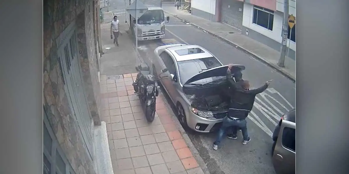 Video: En 15 segundos ladrones roban computadores de carros en Bogotá