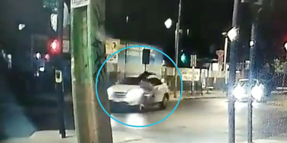(Video) Mujer arrolló a ladrones que intentaron robarle su carro