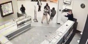 Video | Hombre armado evitó que cinco ladrones robaran su joyería