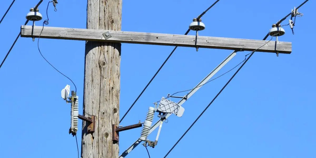 Ladrón que robaba cables de un poste de energía, se electrocutó y quedó colgado de cabeza