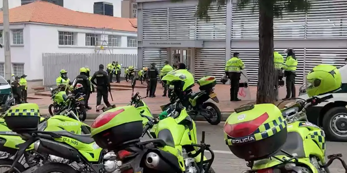 Varios heridos deja amotinamiento en estación de Policía en el centro de Bogotá