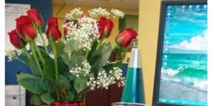 Se autorregaló flores en la oficina y una compañera de trabajo la boleteó en redes