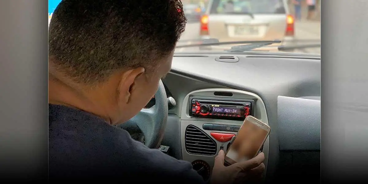 (Vídeo) Acusan a conductor de app por &#8216;ver un vídeo íntimo&#8217; mientras llevaba a un pasajero