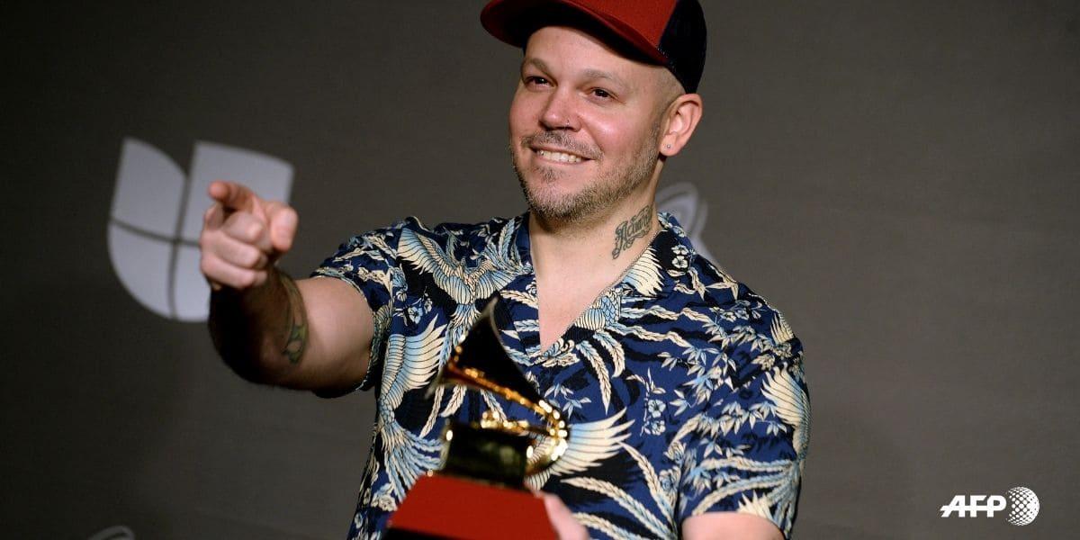 Tildan de “infantil” a Residente por presumir todos sus premios Grammy