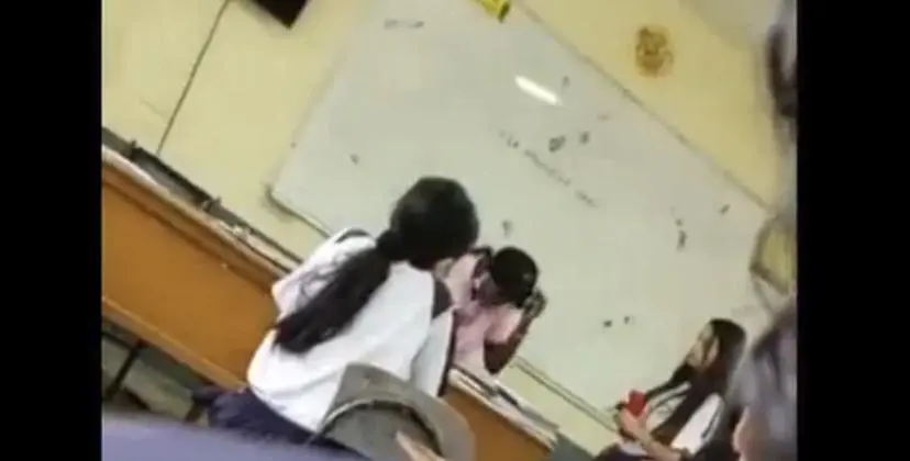 Antioquia: Estudiante le lanza un líquido a su profesora por llamarle la atención