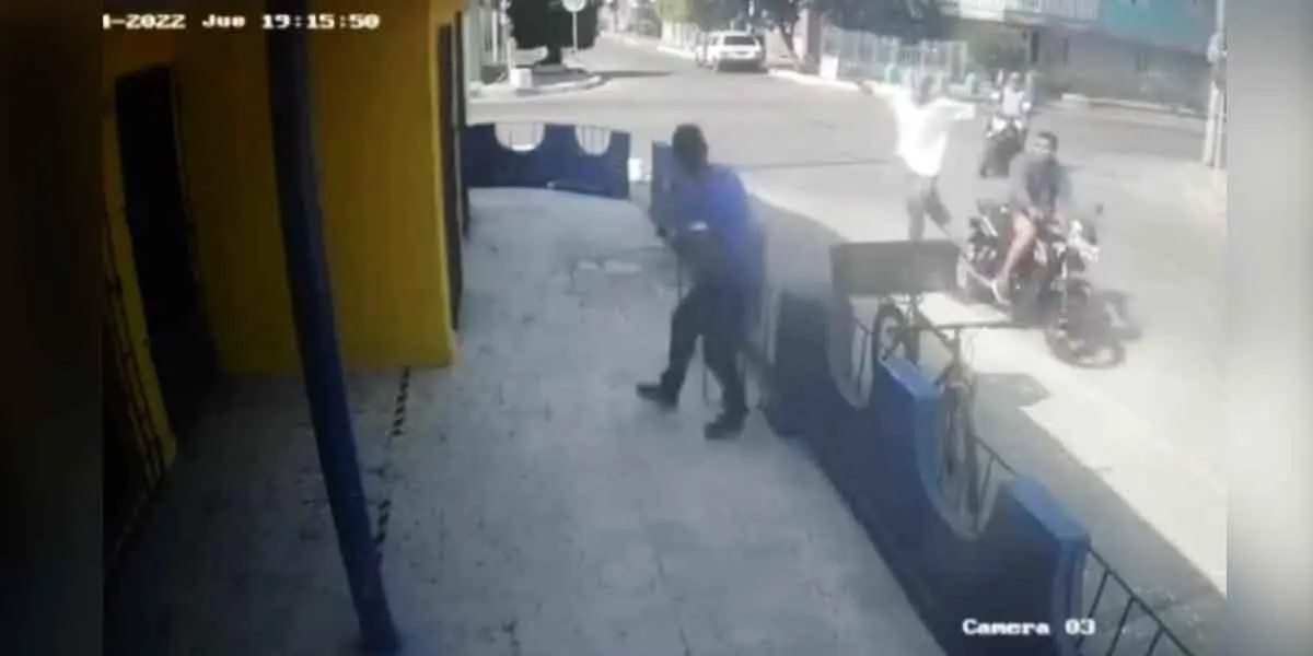 Barranquilla: Intentó robarle el celular a un domiciliario, pero se cayó de la moto y el sujeto escapó