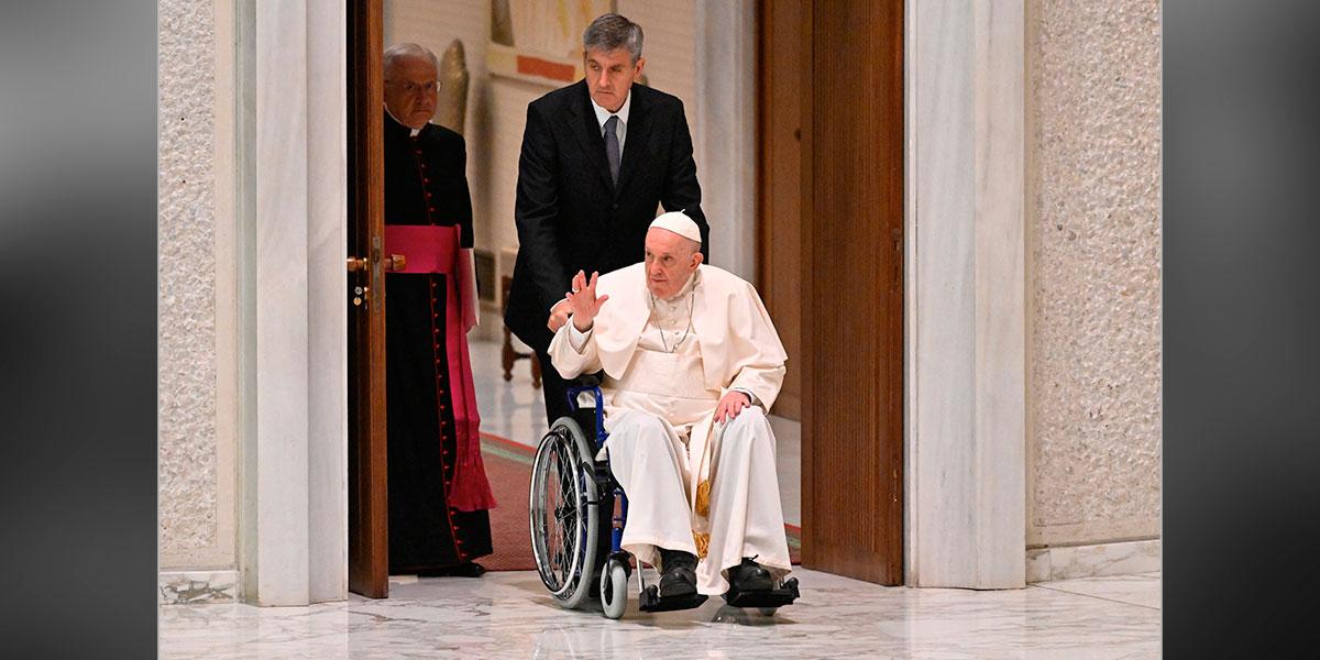 Papa Francisco aparece por primera vez en una silla de ruedas