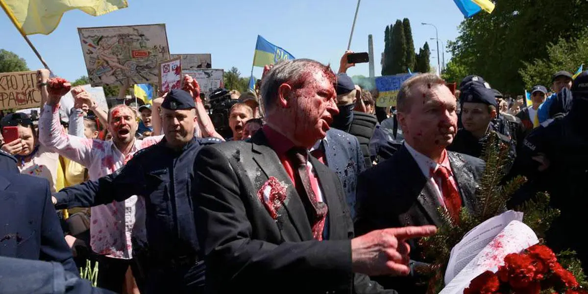 Video: Atacan a embajador de Rusia en Polonia con pintura roja