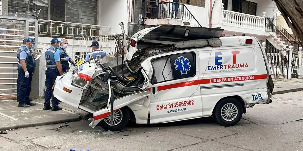 Grave accidente: un muerto y cuatro heridos tras choque de dos ambulancias en Cali