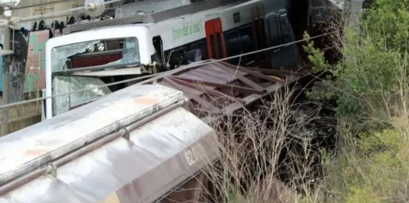 Un muerto y decenas de heridos al chocar dos trenes cerca de Barcelona