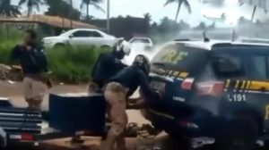 Video | Policías encerraron en un carro a un hombre y le tiraron gases lacrimógenos; murió asfixiado