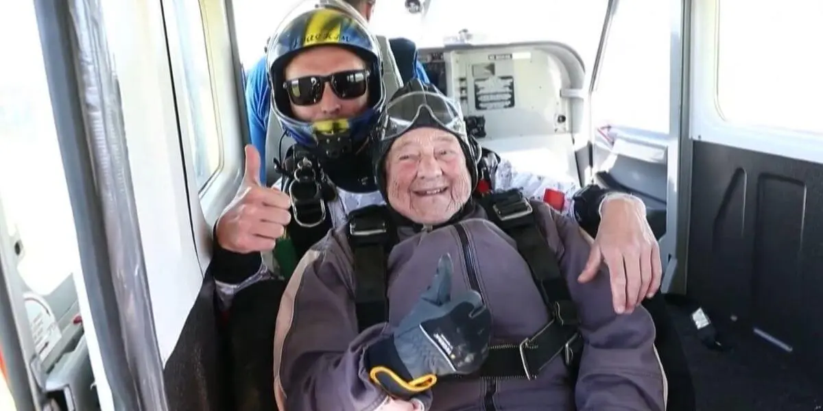 Mujer de 103 años bate récord al ser la persona más anciana que salta en paracaídas