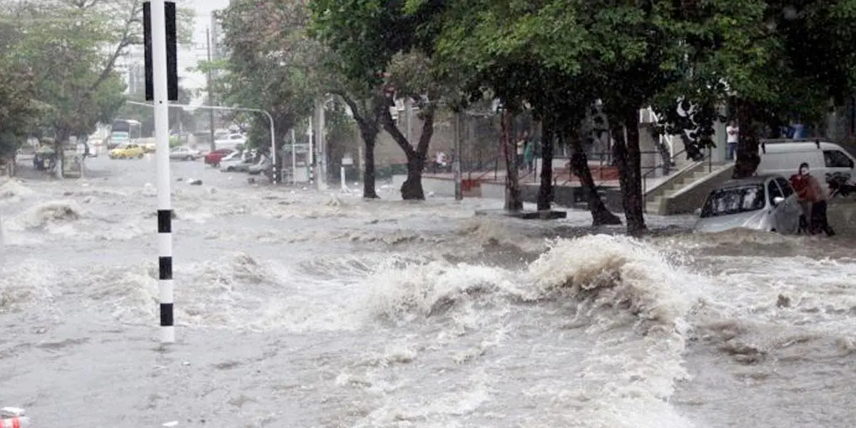 Barranquilla reporta emergencias por lluvias: policías rescataron a una mujer atrapada en un arroyo