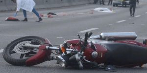 Una motociclista murió al chocar contra puente en la calle 80: la mujer cayó al vacío