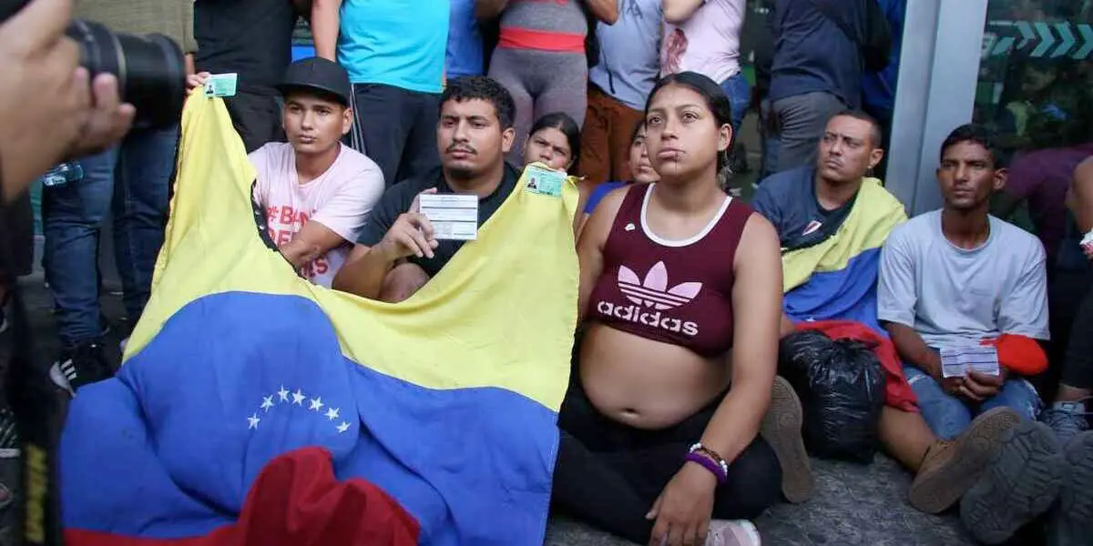 Migrantes se cosen la boca como símbolo de protesta en Monterrey