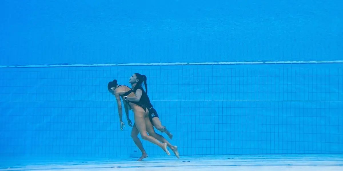 Las angustiantes imágenes de la nadadora que se desmayó en pleno acto de nado sincronizado