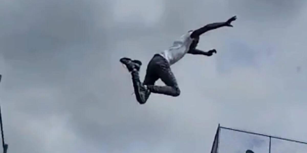 Hombre salta dramáticamente sobre un techo para escapar de la policía