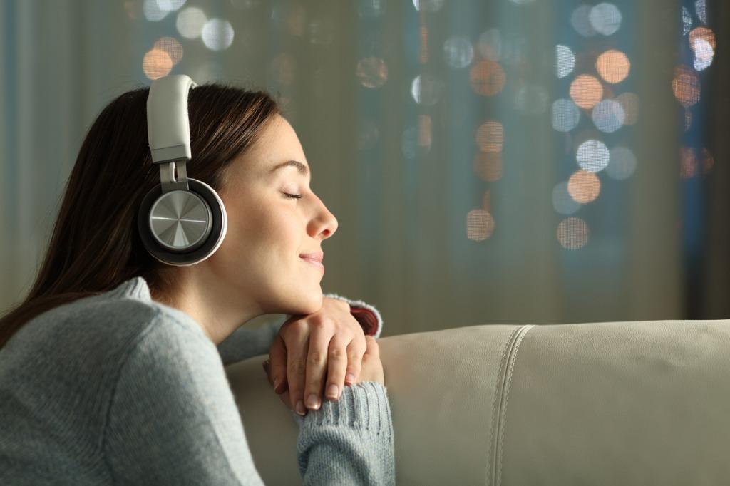 mujer escuchando musica