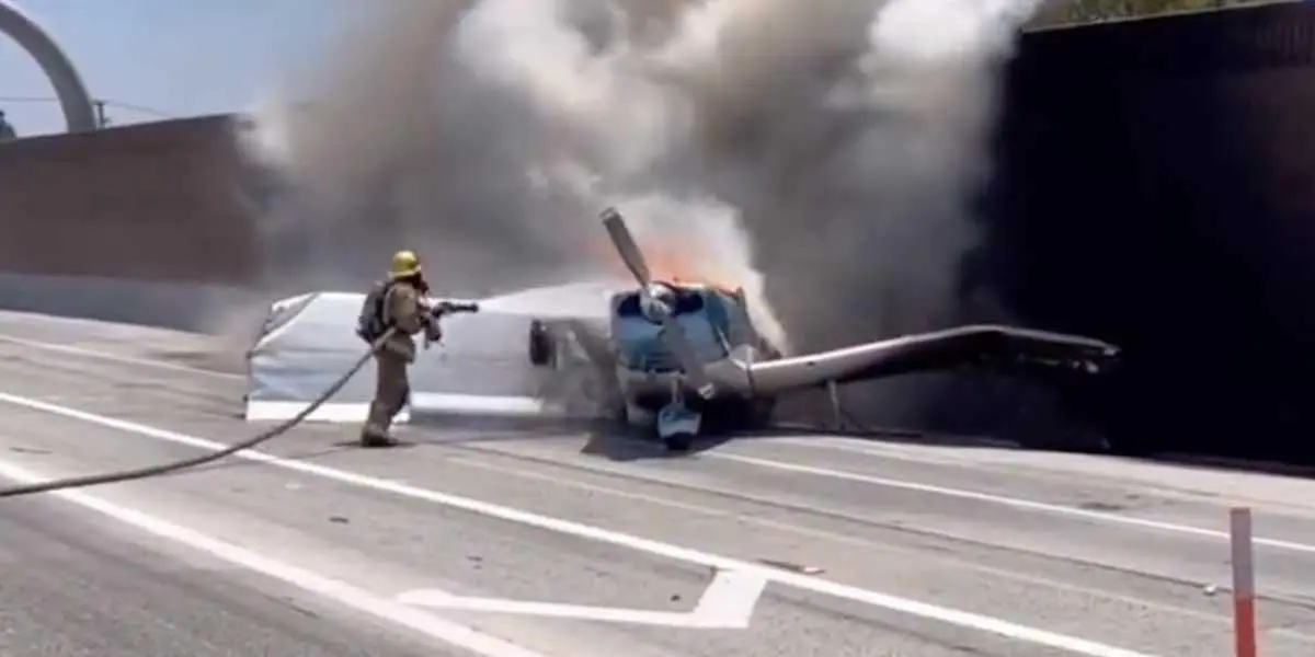 Revelan el video en el que un avión se incendia tras estrellarse en una autopista