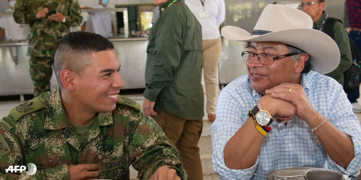 Petro desata risas en redes por decir “almuetzo” en reunión con el Ejército
