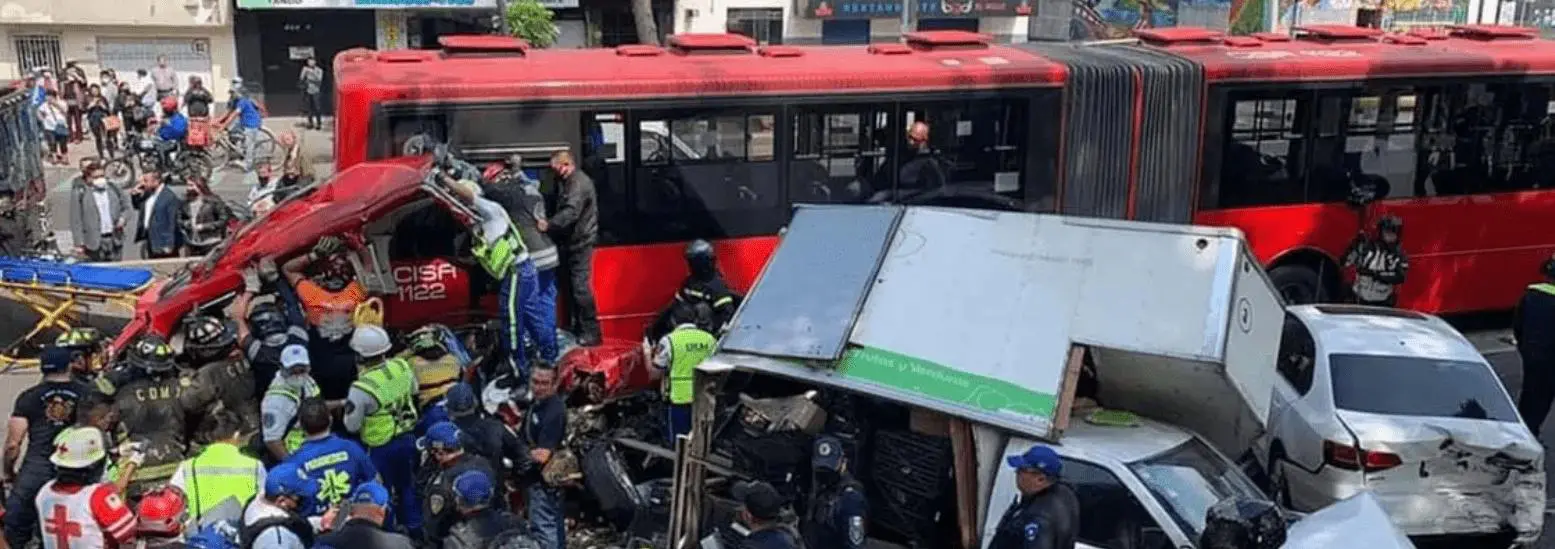 Grave accidente de tránsito entre 7 autos y un Metrobús dejó 5 lesionados
