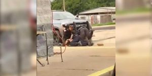 Video | Suspenden e investigan a policías que propinaron fuerte golpiza a un hombre en EEUU