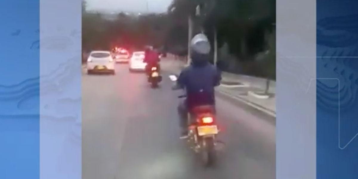 “Casi nos matan”: Pareja sigue a ladrones tras robo (VIDEO)