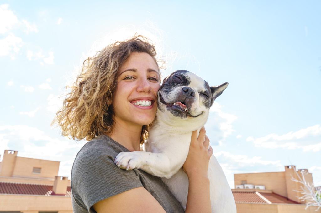 foto mujer feliz con un perro