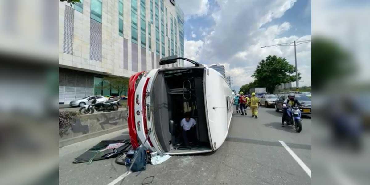 10 personas heridas dejó el volcamiento de un bus que iba hacia ...