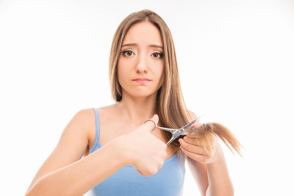 mujer cortarse el cabello