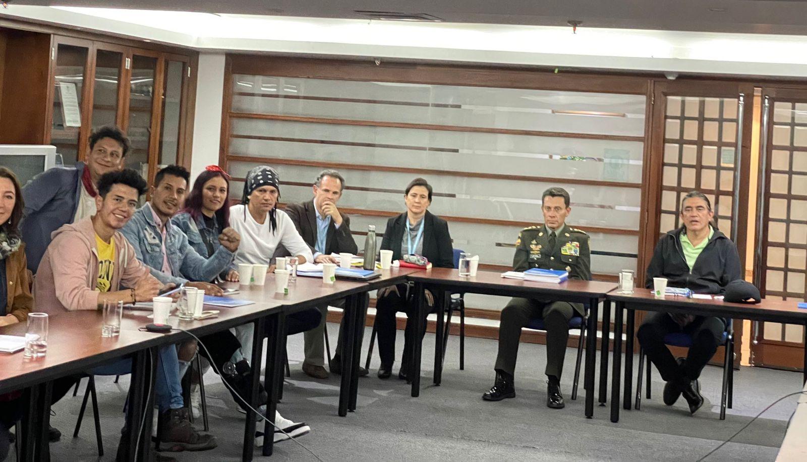 Director de la Policía, Gustavo Bolivar y miembros de la 'Primera Línea