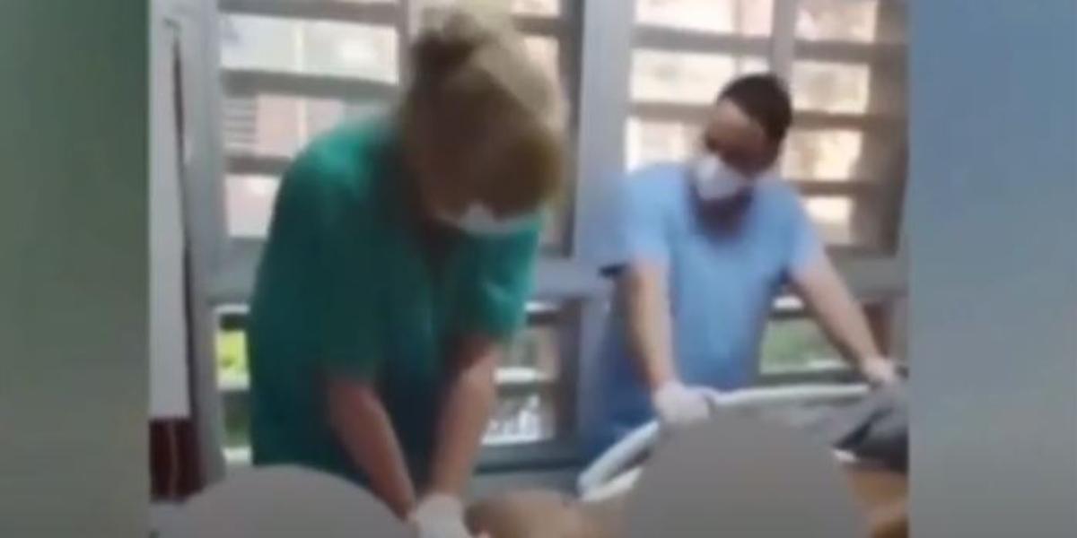 Médicos ríendo mientras reanimaban paciente
