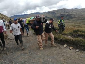 Desminadores le salvan la vida a un campesino, tras evacuarlo durante seis horas por camino de herradura