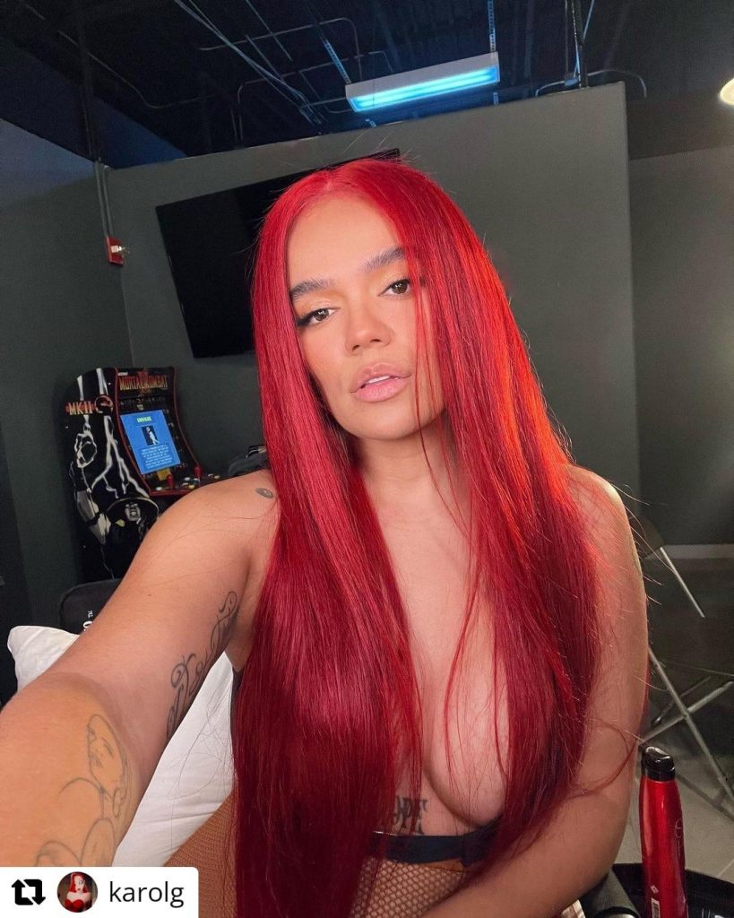Karol G presumió sus grandes senos tapando solo lo necesario Canal 1