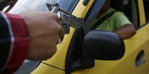 Asesinan a tiros a un taxista en el sur Bogotá, presuntamente frente a su pareja