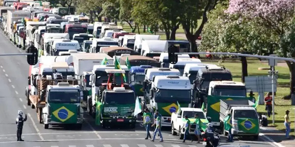 Bloqueos en carreteras y seguridad reforzada en Brasilia tras derrota de Bolsonaro