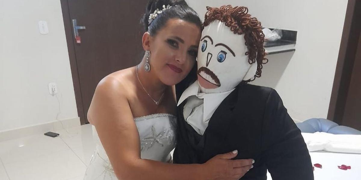 Mujer se casó con un muñeco