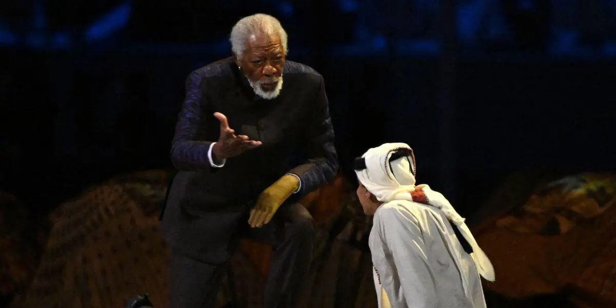 ¿Qué le pasó a Morgan Freeman en la mano?, el actor llamó la atención en Mundial de Catar