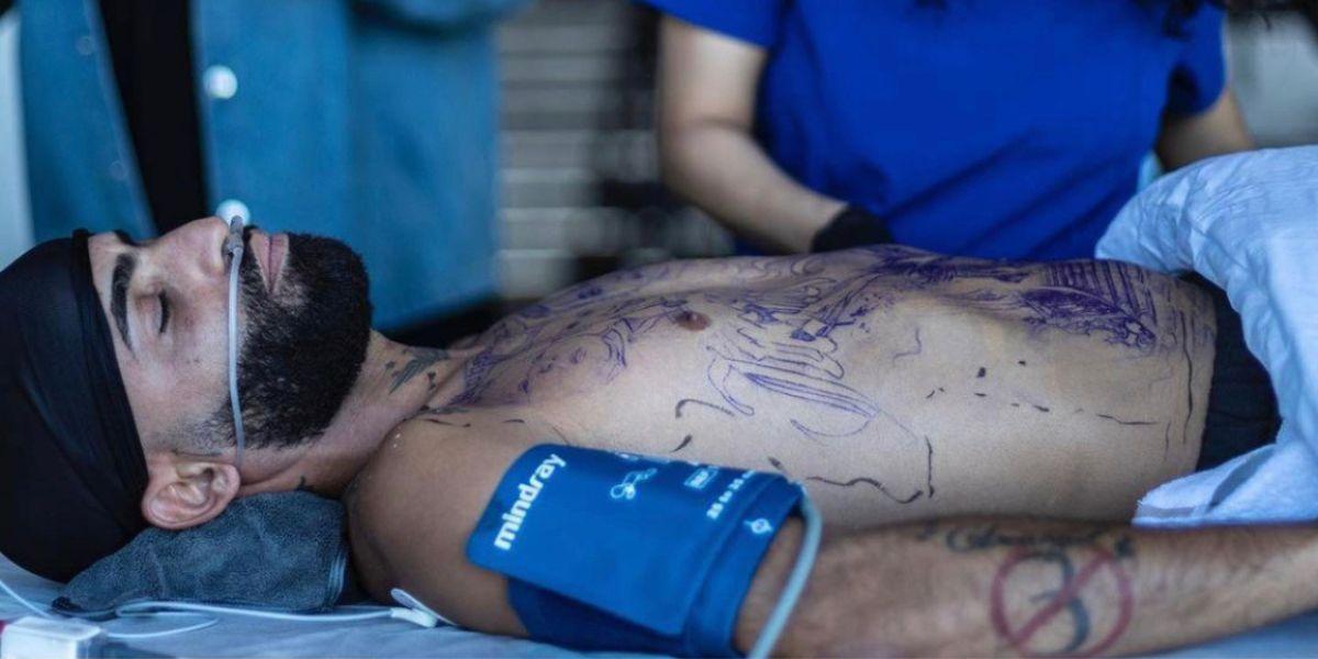 Arcángel honra a su hermano con un gigantesco tatuaje Necesitó 8 horas de anestesia