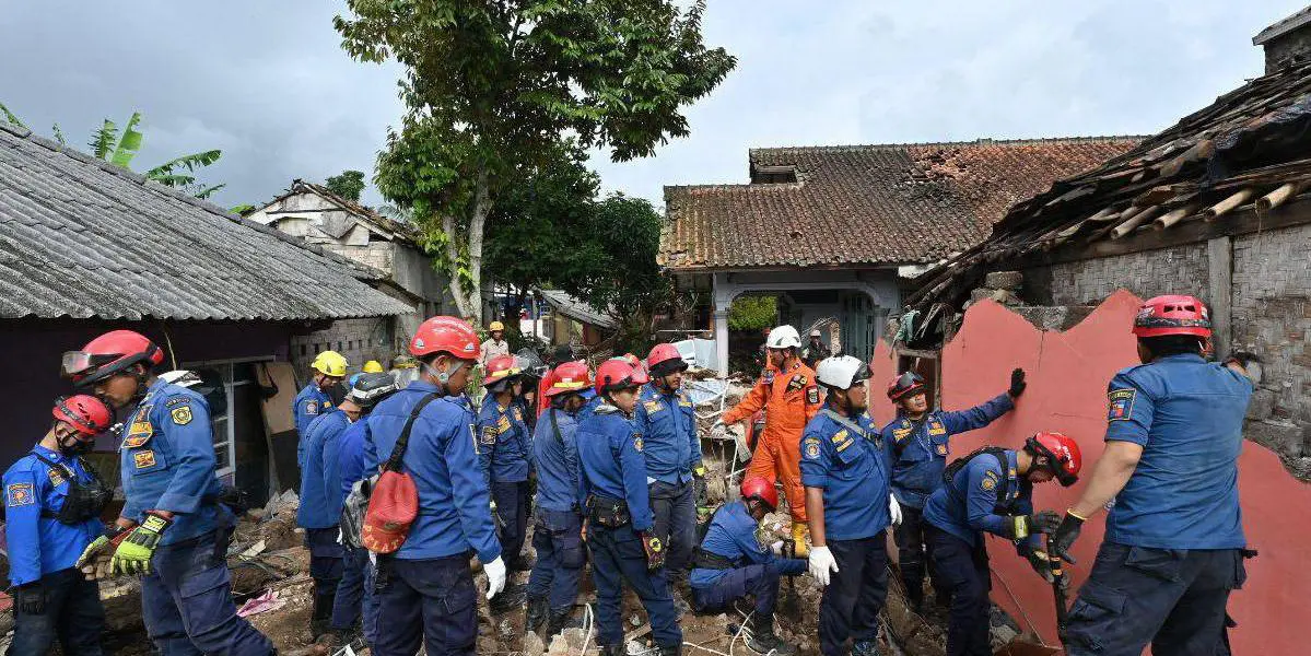 Rescatan a niño de seis años que estuvo atrapado en escombros dos días tras el sismo en Indonesia