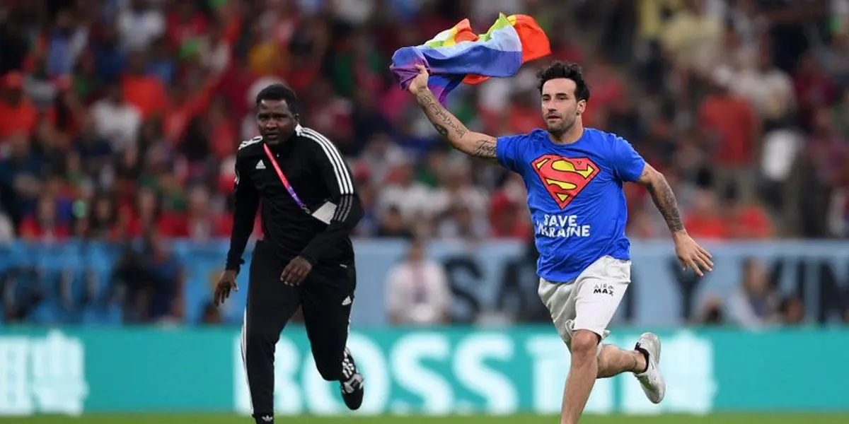 Aficionado con bandera LGTBI salta al campo durante partido Portugal-Uruguay