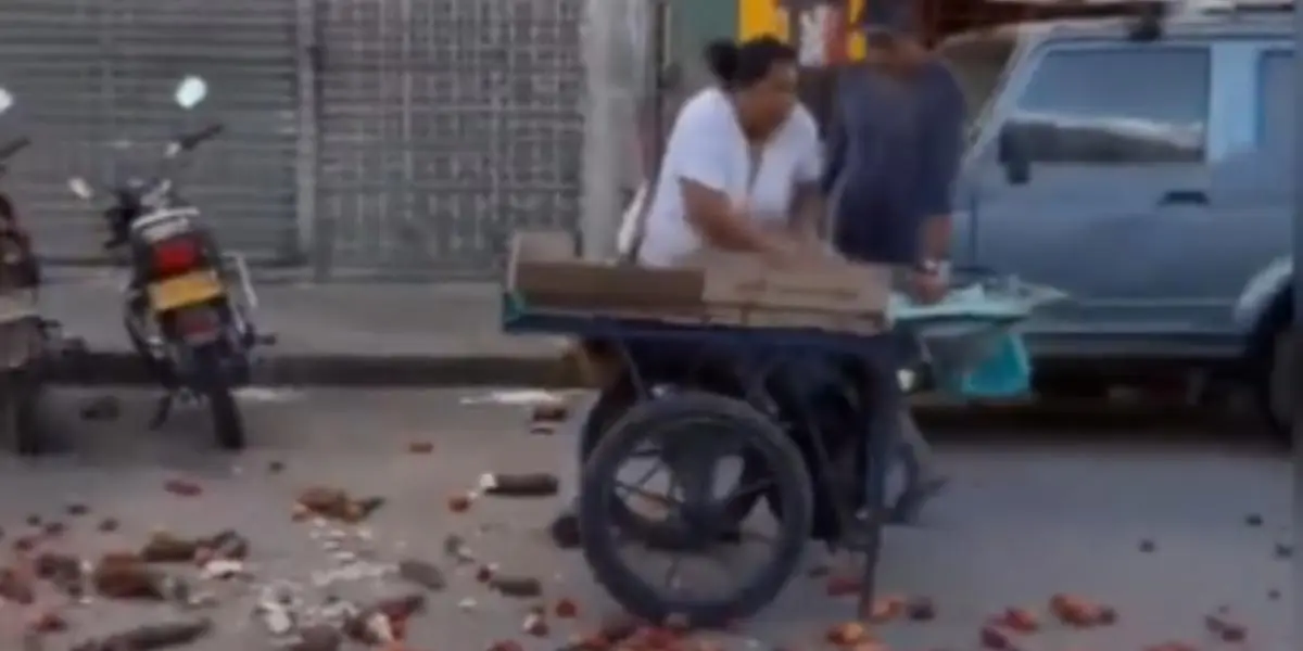 Mujer le destrozó puesto de frutas a vendedor ambulante en Santa Marta y piden un castigo