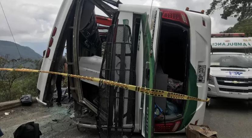 Tres muertos y 23 heridos dejó accidente de bus en la vía Aguazul-Yopal ...