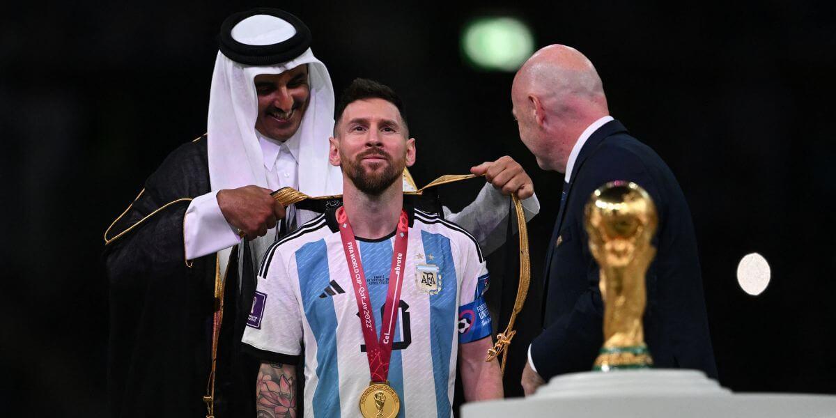 El poderoso significado de la túnica con la que vistieron a Messi tras ganar el Mundial