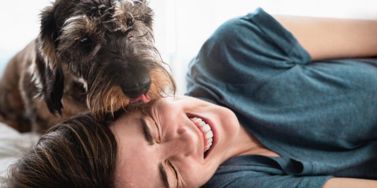Es bueno dejar que tu perro te de besos