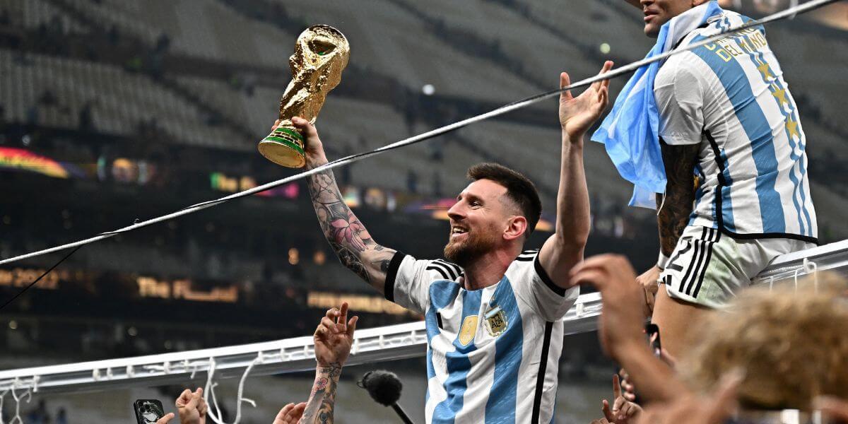 Messi celebró su triunfo en el mundial con copa falsa