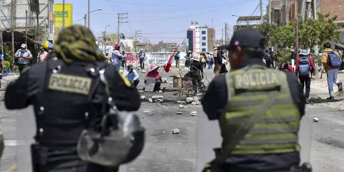 Violenta jornada de protesta en Perú: 17 muertos por choques entre manifestantes y antimotines